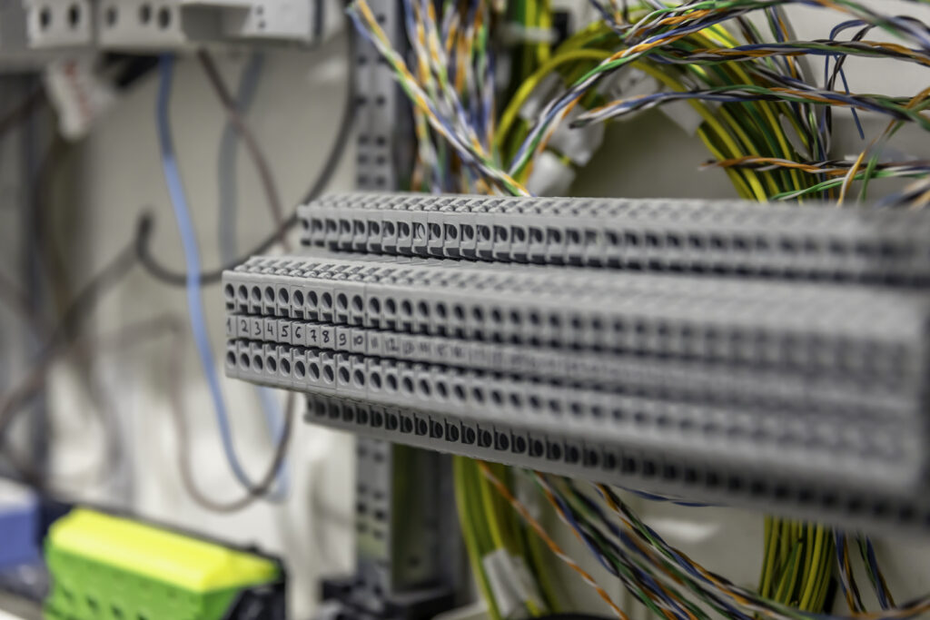 panel-electrico-con-fusibles-y-contactores-de-cerca-1024×683-3